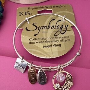 Kos an expandable bracelet with believe, faith and truth. It also has a medal on